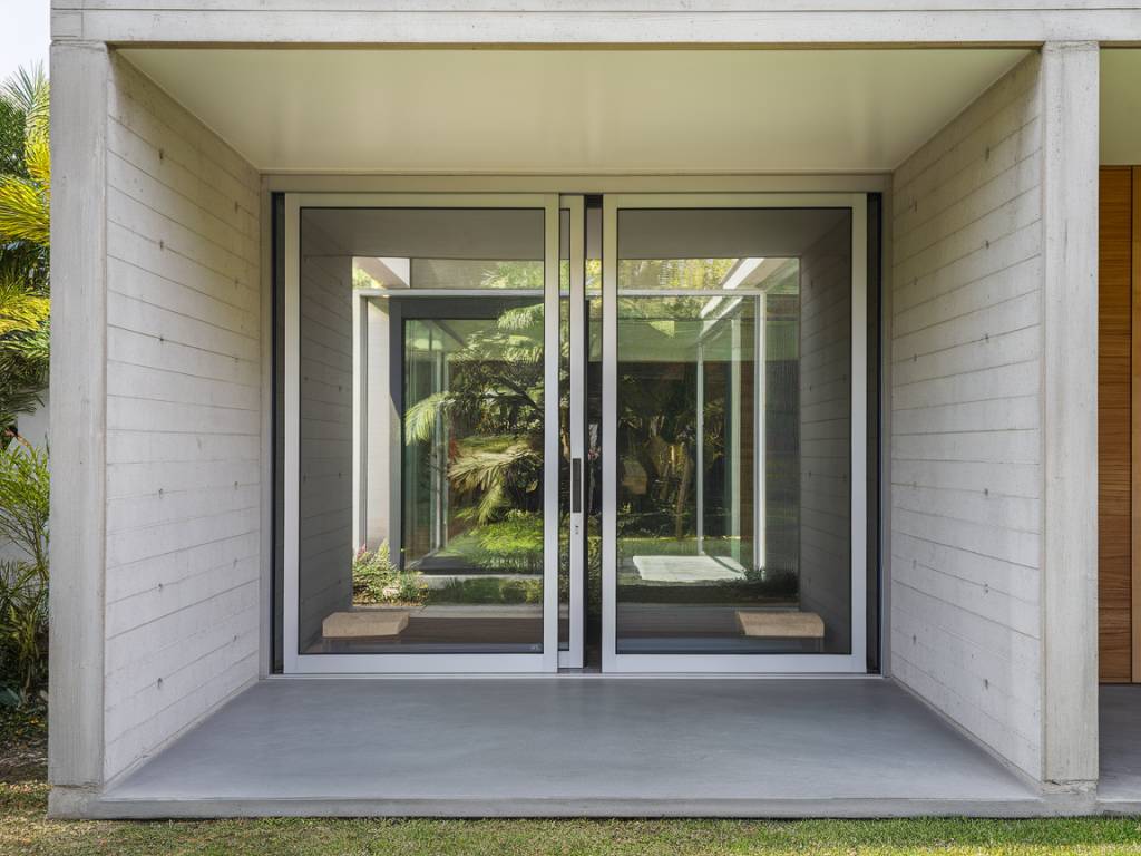 Portail coulissant aluminium pour une entrée de maison moderne et contemporaine